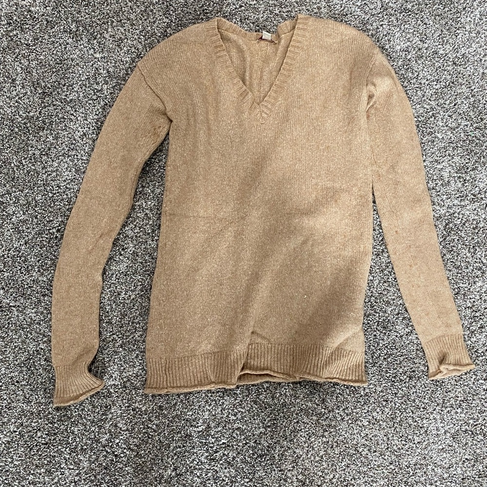 Gap tan v neck sweater size XS
